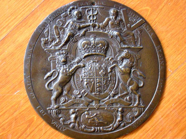 A fine and rare pair of historically important Queen Anne period cast bronze medallions dated 1707. — image 2